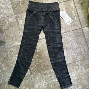 🍋 Lululemon 💙 Ebb to Street Tight Sz 6